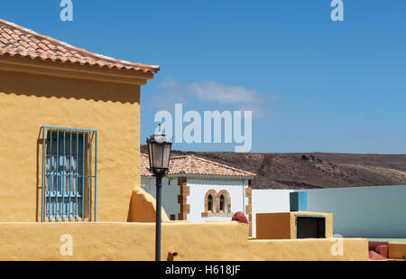 Fuerteventura, Îles Canaries, Espagne : les maisons colorées d'Ajuy, un village de pêcheurs sur la côte ouest réputée pour ses grottes et sa plage noire Banque D'Images