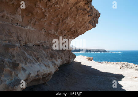 Fuerteventura, Îles Canaries, Afrique du Nord, Espagne : les formations rocheuses, le sable et les grottes d'Ajuy vu depuis le sentier le long de la falaise Banque D'Images