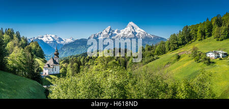 Paysage de montagne idyllique dans les Alpes avec l'église de pèlerinage Maria Gern et la montagne Watzmann au printemps, Bavière, Allemagne Banque D'Images
