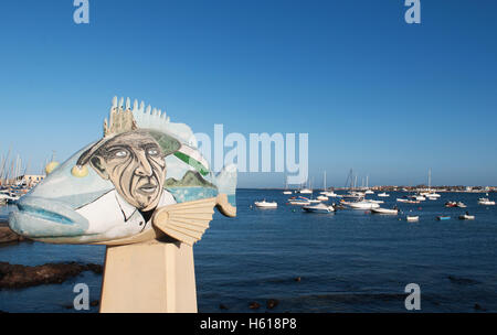 Fuerteventura, Îles Canaries, Afrique du Nord, de l'Espagne : une sculpture de poisson dans le port de Corralejo Banque D'Images