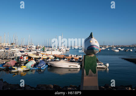 Fuerteventura, Îles Canaries, Afrique du Nord, de l'Espagne : une sculpture de poisson dans le port de Corralejo Banque D'Images