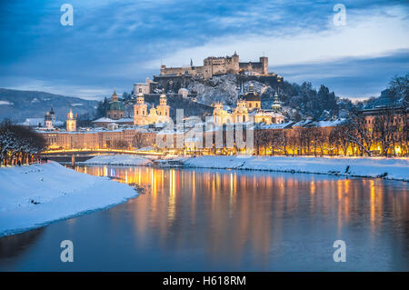 L'affichage classique de la vieille ville de Salzbourg avec Salzach en hiver pendant l'heure bleue, Salzburger Land, Autriche Banque D'Images