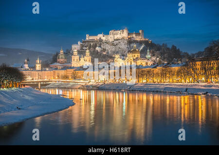 L'affichage classique de la vieille ville de Salzbourg avec Salzach en hiver pendant l'heure bleue, Salzburger Land, Autriche Banque D'Images