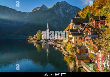 Vue de carte postale classique du célèbre village de montagne d''Hallstatt avec Hallstatter voir dans les Alpes au lever du soleil, Salzkammergut, Autriche Banque D'Images