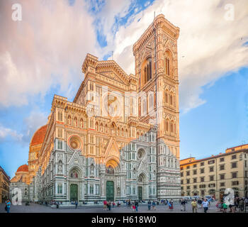 Célèbre Cathédrale Santa Maria del Fiore avec Giotto's Campanile au coucher du soleil sur la Piazza del Duomo à Florence, Toscane, Italie Banque D'Images