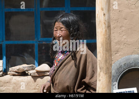 Femme pétreuse tibétaine. Tibet, Chine. Banque D'Images