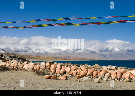 Drapeaux de prière et pierres Mani à l'extérieur du monastère de Seralung. Tibet, Chine. Banque D'Images