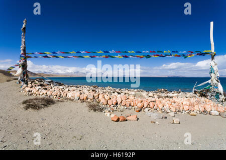 Drapeaux de prière et pierres Mani à l'extérieur du monastère de Seralung. Lac Manasarovar, Tibet, Chine. Banque D'Images