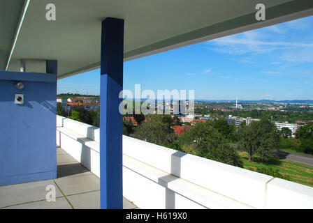 Terrasse sur le toit avec vue sur Stuttgart - maison de l'architecte Le Corbusier - monument architectural Weissenhofsiedlung Banque D'Images