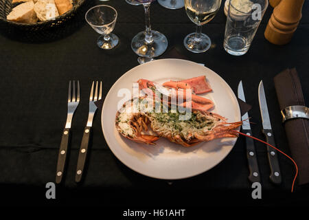 Un dîner de homard sur new years eve, installé sur un tableau noir Banque D'Images