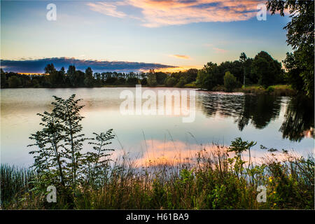 La fin de l'été le lever du soleil sur l'un des lacs à Cotswold Water Park Banque D'Images