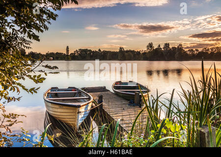 La fin de l'été le lever du soleil sur l'un des lacs à Cotswold Water Park Banque D'Images