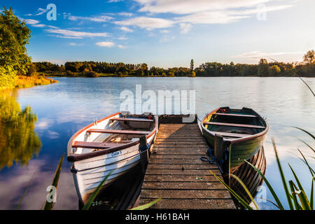 La fin de l'été le lever du soleil sur l'un des lacs à Cotswold Water Park Banque D'Images