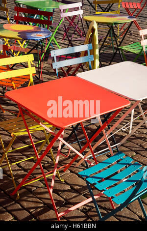 Moderne, tendance colorée des tables et des chaises au café de la rue d'Helsinki FINLANDE Banque D'Images