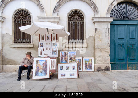 Venise, Italie - le 16 octobre 2016:Personnes âgées artiste attendant de vendre ses dessins aux touristes de Venise en Italie Banque D'Images