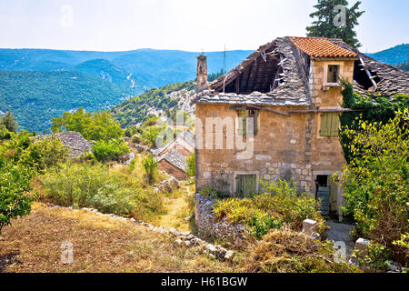 Stone village rural de Stuck in the Middle (single) ruines, île de Brac, Dalmatie, Croatie Banque D'Images