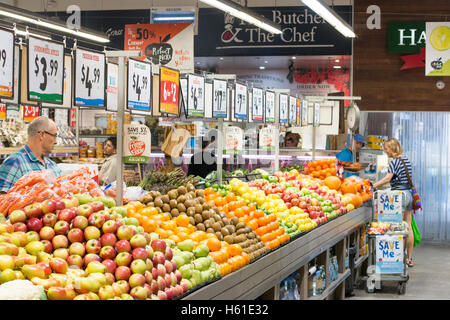 Harris Farm Markets supermarché magasin à Manly Beach, Sydney, Australie avec des pommes de fruits frais, des oranges à vendre et sur l'affichage Banque D'Images