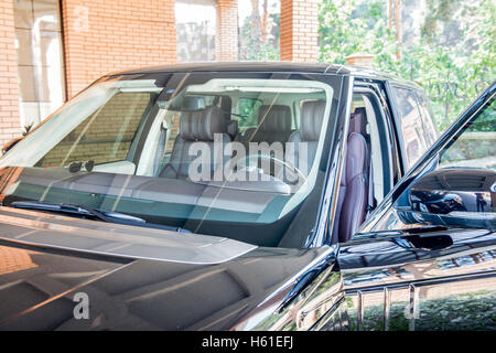 Voiture à quatre roues motrices en noir avec la porte ouverte Banque D'Images