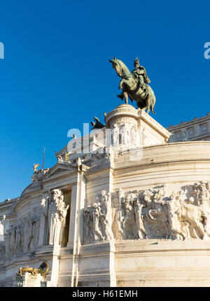 Statue équestre en bronze du roi d'Italie à partir de l'autel monumental Vittoriano à Rome Banque D'Images