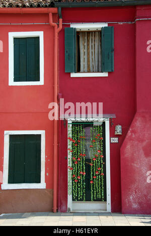 Les cabanes de pêcheurs colorées sur Burano île dans la lagune de Venise, Italie Banque D'Images