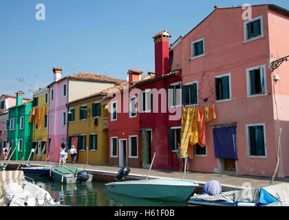 Les cabanes de pêcheurs colorées sur Burano île dans la lagune de Venise, Italie Banque D'Images