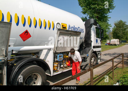 Melano, Suisse - 20 mai 2005 : faire de l'approvisionnement en gaz naturel sur une cuve dans le jardin d'une maison à Melano sur Suisse Banque D'Images