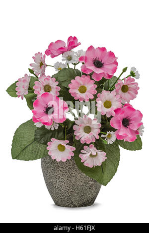 Bouquet de fleurs artificielles dans un vase en céramique isolé sur fond blanc Banque D'Images
