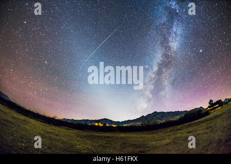 La lumière zodiacale dans le ciel du soir la fin de l'automne de l'Arizona, donnant sur les monts Chiricahua, près de portail, AZ. La Zo Banque D'Images