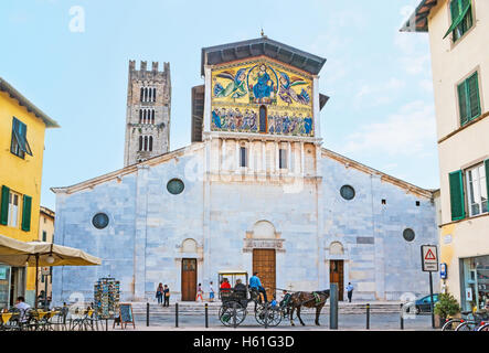 La place n'avant de la Basilique de San Frediano avec mosaïque dorée monumentale Banque D'Images