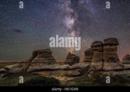 La Voie Lactée sur le grès de hoodoos Parc provincial Writing-on-Stone, dans le sud de l'Alberta. C'est un comppsite d'un NAS Banque D'Images