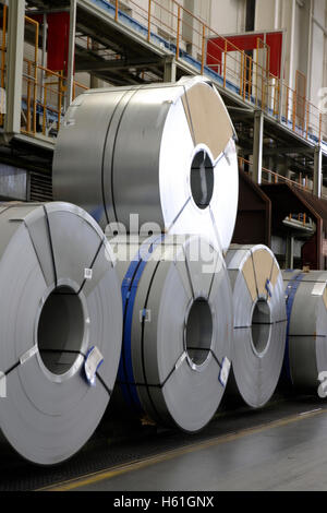 Rouleaux de métal pour la production de châssis, voiture de golf, la production de l'usine VW de Wolfsburg, Basse-Saxe Banque D'Images