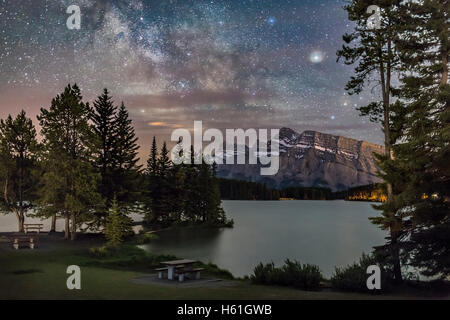 La Voie lactée dans le Sagittaire et Scorpius, faible dans le sud, plus de Mt. Rundle à Banff, Alberta, à partir de la rive du lac Two Jack, Banque D'Images