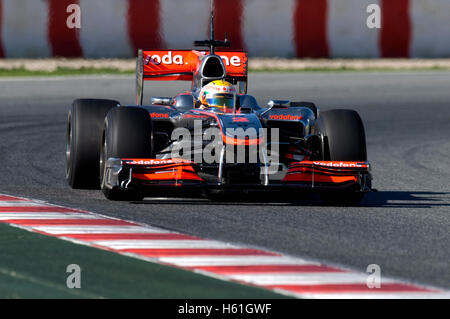 Motorsports, Lewis Hamilton, GBR, dans la McLaren Mercedes MP4-25, voiture de course de Formule 1 à l'essai au circuit de Catalogne Banque D'Images