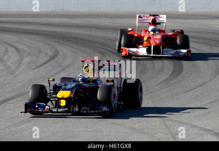 Motorsports, Sebastian Vettel, GER, dans la Red Bull Racing RB5 voiture de course, suivi par Felipe Massa, au Brésil, dans une course de Ferrari F10 Banque D'Images