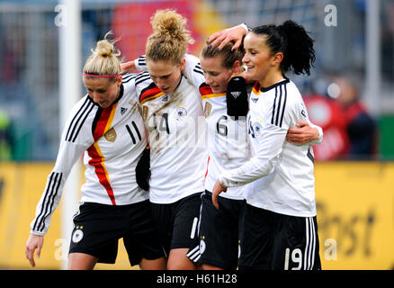 L'exaltation de l'équipe de l'Allemagne après le 2:0 par Simone Laudehr, de gauche : Anja Mittag, Kim Kulig, Simone Laudehr, Fatmire Bajramaj, Banque D'Images