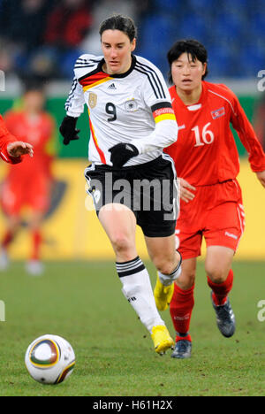 Birgit Prinz et Yu Jong Hui, au Women's international footballmatch Germany-North Corée 3-0 dans le MSV Arena à Duisburg Banque D'Images