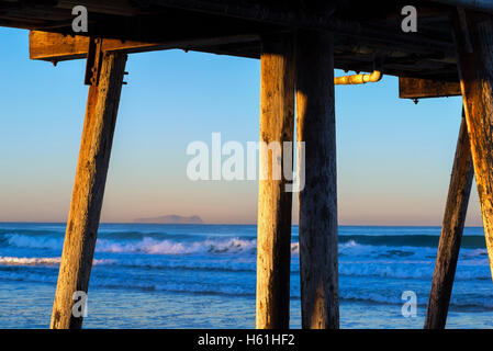 Close up of wooden pier les pilotis. Imperial Beach Pier, San Diego, Californie. Banque D'Images