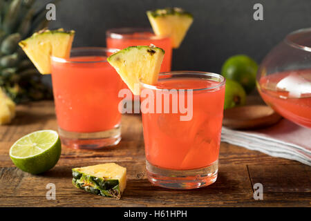 Rhum jamaïcain fait maison avec de la chaux et de l'Ananas Banque D'Images