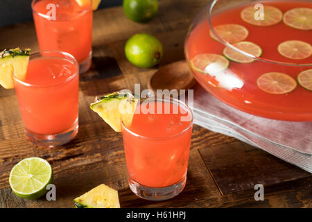 Rhum jamaïcain fait maison avec de la chaux et de l'Ananas Banque D'Images