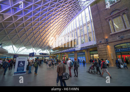 Vue grand angle sur le hall de la gare de Kings Cross à Londres Banque D'Images