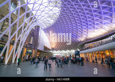 Vue grand angle sur le hall de la gare de Kings Cross à Londres Banque D'Images