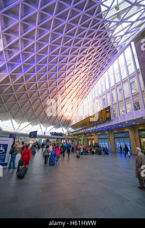 Vue grand angle sur le hall de la gare de Kings Cross à Londres Banque D'Images