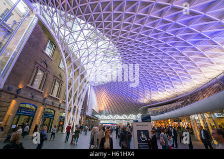 Vue grand angle sur le hall de la gare de Kings Cross à Londres Banque D'Images