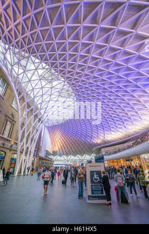 Vue grand angle sur le hall de la gare de Kings Cross à Londres Banque D'Images