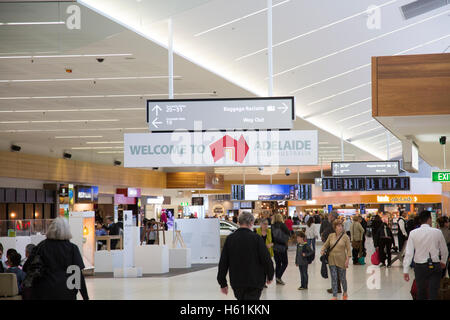 Intérieur de l'aéroport international d'Adélaïde en Australie du Sud avec les passagers qui voyagent Banque D'Images