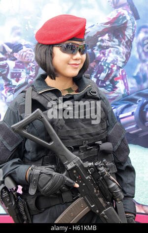 Femme de l'armée de force d'élite Kopassus manipulation d'une mitrailleuse sous la force armée indonésienne en exposition. Banque D'Images