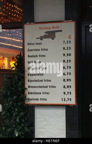 Un menu de sélection en dehors de la publicité alimentaire De Vesting Grill Café sur Muntstraat dans le marché ville de Valkenburg Hollande du Sud Limbourg Pays-Bas NL 2016 Banque D'Images