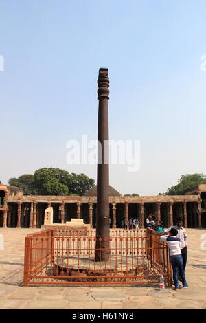 4e siècle, pilier de fer, complexe Qutb Minar (dépêche écrite Parc Archéologique, Delhi, Inde, sous-continent indien, en Asie du Sud Banque D'Images