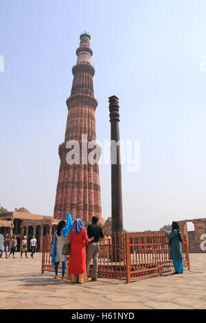 4e siècle et pilier de fer, Qutb Minar (dépêche écrite Parc Archéologique, Delhi, Inde, sous-continent indien, en Asie du Sud Banque D'Images