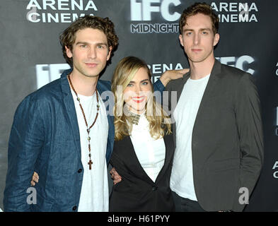 Samuel Davis, Nadine Crocker, Dustin Ingram assister à la "Cabin Fever" en première mondiale à Los Angeles Hollywood Cinéma Arena le 12 février 2016 à Hollywood, Californie. Banque D'Images